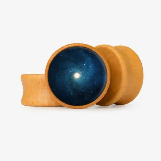 Plug Centro do Universo com estampa cósmica colorida em fundo preto