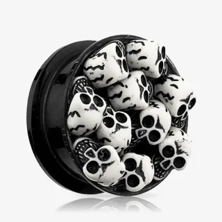 Alargador de acrílico preto modelo plug fechado com estampa de caveiras