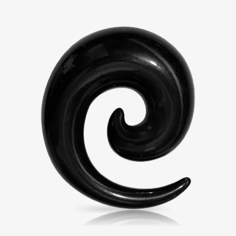 Espiral expansor de acrílico preto em formato caracol visto de lado