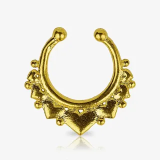 Piercing Septo Falso Corações dourado com design delicado em formato de corações