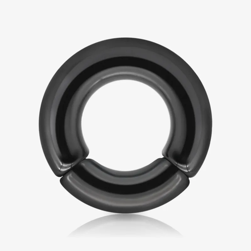 Piercing argola de acrílico preta com design segmentado e acabamento liso