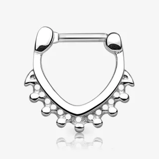 Piercing Septo Clicker Triangular em aço cirúrgico prateado com design geométrico