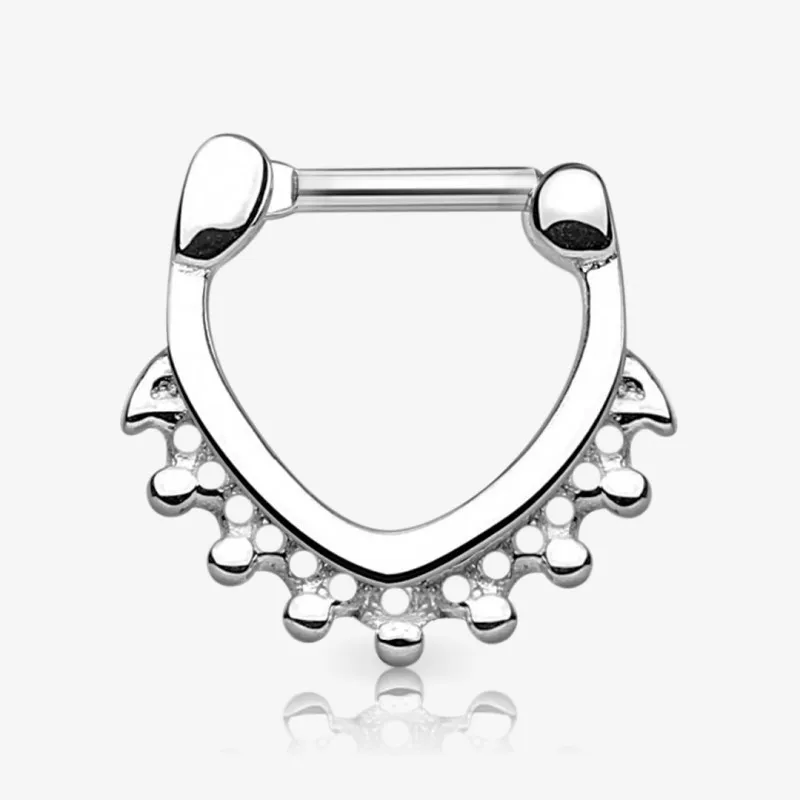 Piercing Septo Clicker Triangular em aço cirúrgico prateado com design geométrico
