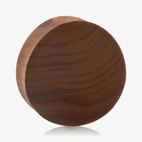 Plug Artesanal Imbuia Maciço Tom Claro: Elegância Natural