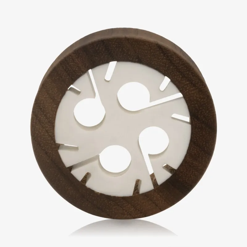 Plug Artesanal de Madeira Imbuia - Detalhado - Artesanais