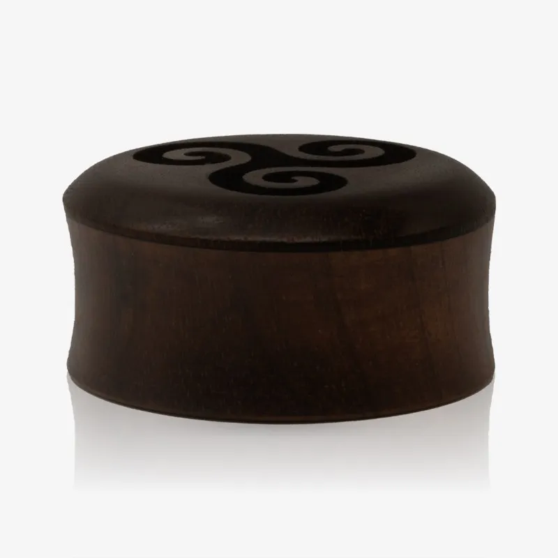 Plug Artesanal de Madeira Imbuia - Triskle Vazado - Artesanais