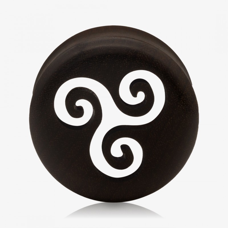 Plug Artesanal de Madeira Imbuia - Triskle Vazado - Artesanais