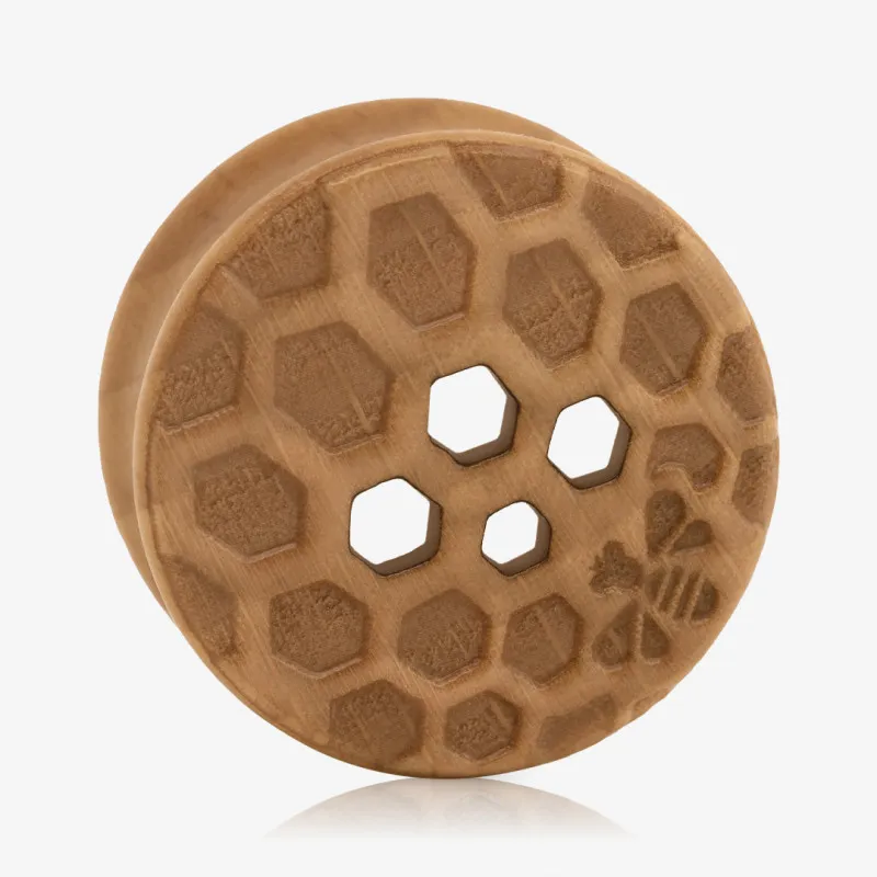 Plug de Madeira Colmeia com entalhe vazado e acabamento natural