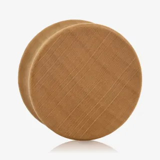 Plug de Madeira Plano com acabamento natural e formato ergonômico