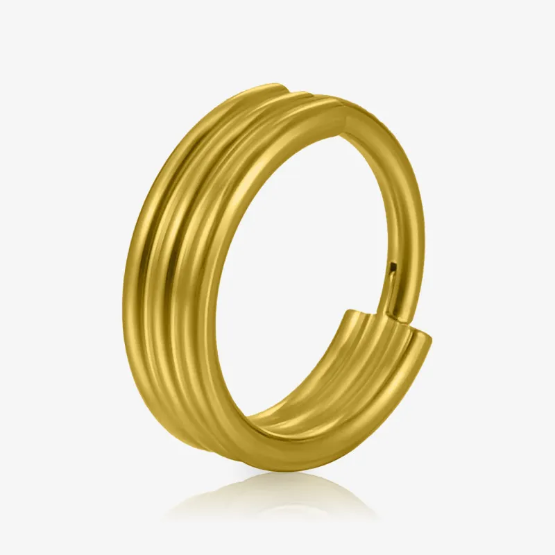 Argola Tripla Clicker Dourada de Titânio com design moderno e brilho metálico