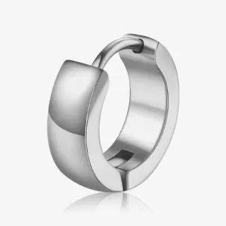 Brinco abaulado clássico masculino prateado visto em detalhe