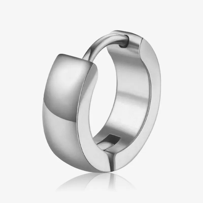 Brinco abaulado clássico masculino prateado visto em detalhe