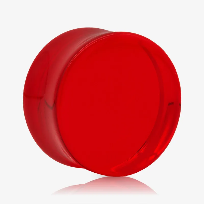 Plug acrílico vermelho translúcido fechado e reto visto em detalhe