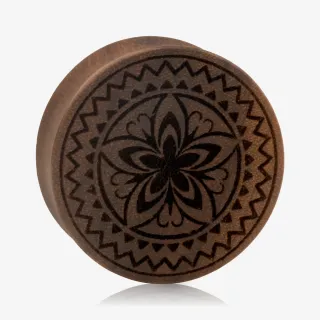 Plug Artesanal de Madeira Imbuia - Flor Gravada - Artesanais