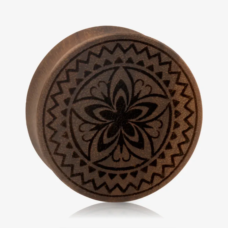 Plug Artesanal de Madeira Imbuia - Flor Gravada - Artesanais
