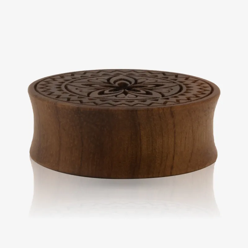 Plug Artesanal de Madeira Imbuia - Flor Gravada - Artesanais