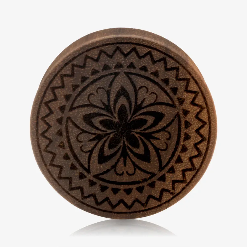 Plug Artesanal de Madeira Imbuia - Flor Gravada - Artesanais