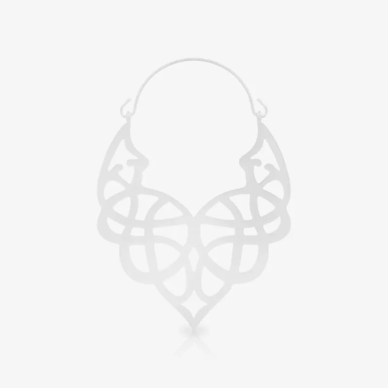 Brinco Arabescos Unidade com design prateado estilo arabesco