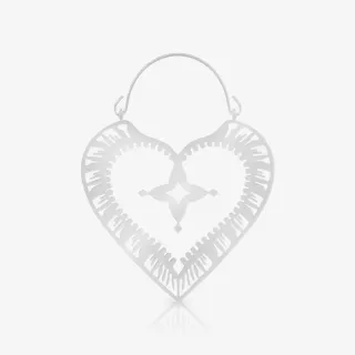 Brinco Coração Unidade prateado em formato pequeno e delicado para uso feminino.