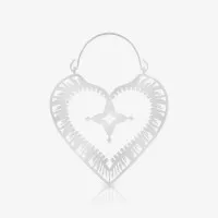 Brinco Coração Unidade prateado em formato pequeno e delicado para uso feminino.