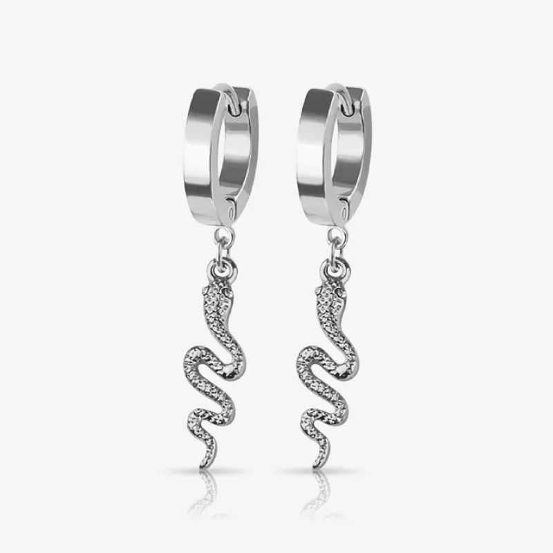 Brinco pendente cobra prateado com detalhes em zircônia brilhante