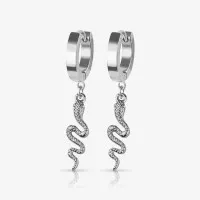 Brinco Pendente Cobra com design prateado e zircônias