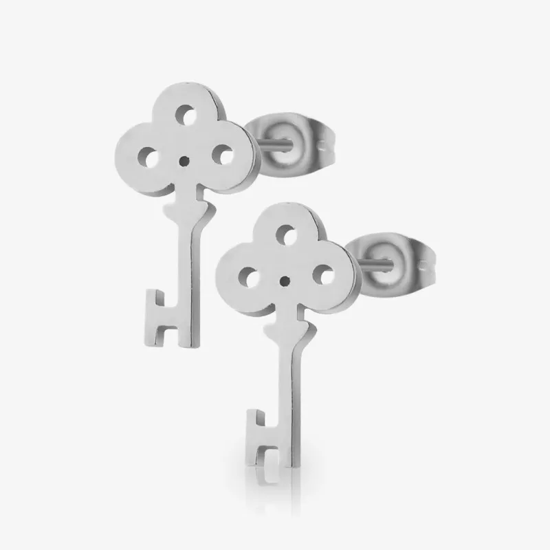 Brinco chave par em aço prateado com pingente moderno