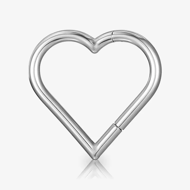 Argola clicker de titânio em formato de coração delicado