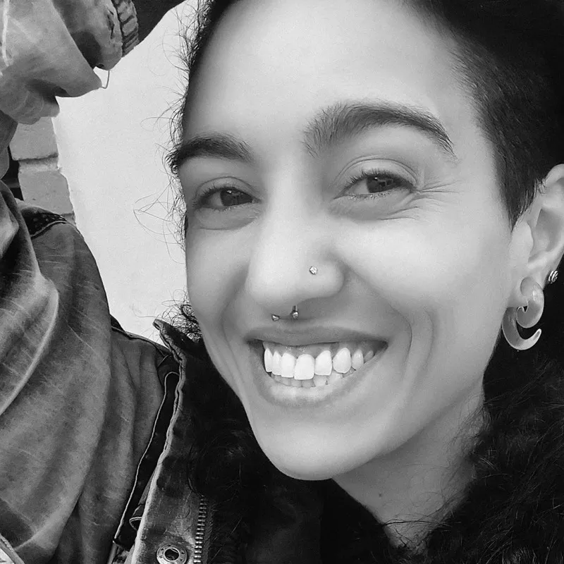 Piercing ferradura prateado com bolinha de aço | ALARGS