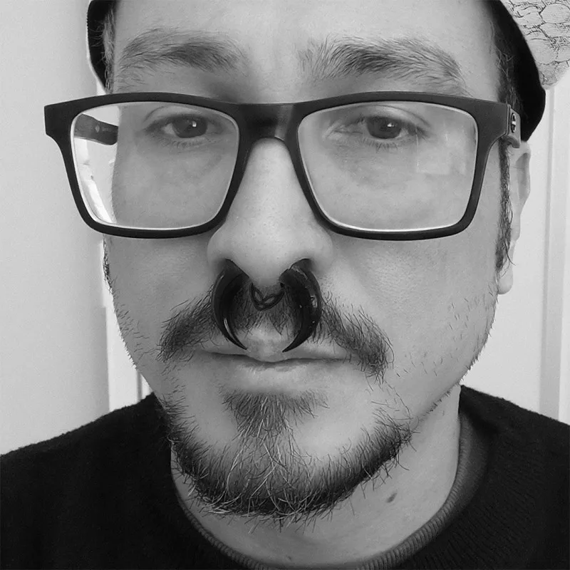 Piercing Dobrável Alienígena Preto com Design Futurista