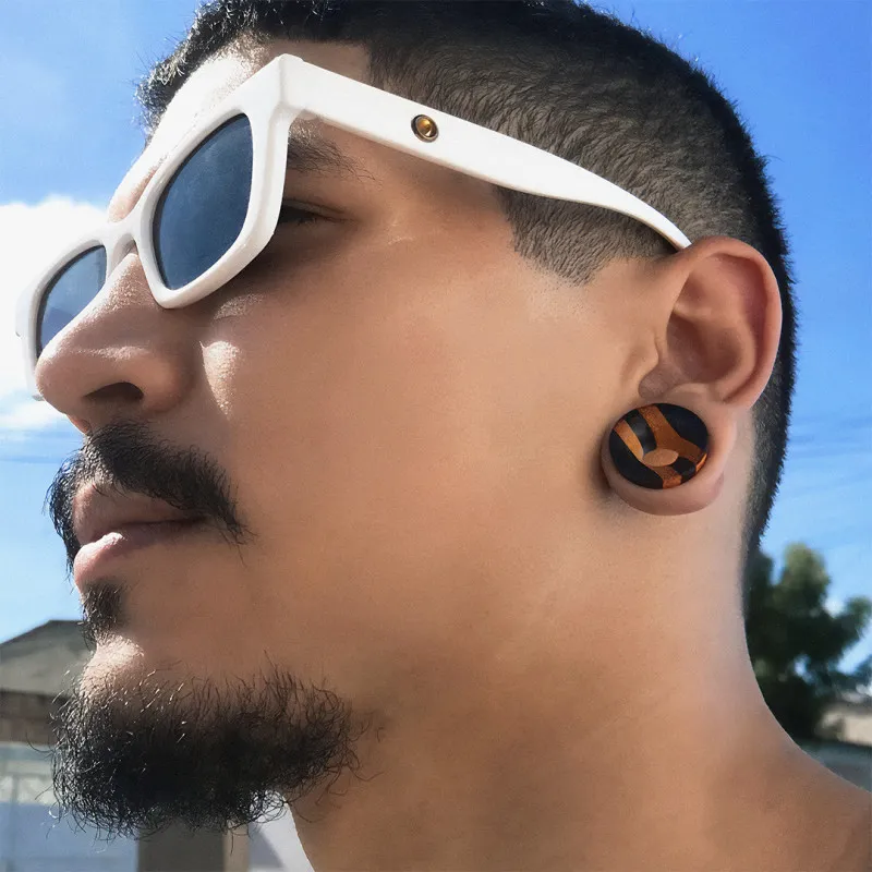 Alargador Plug Madeira Bicolor com Design Vazado e Listrado