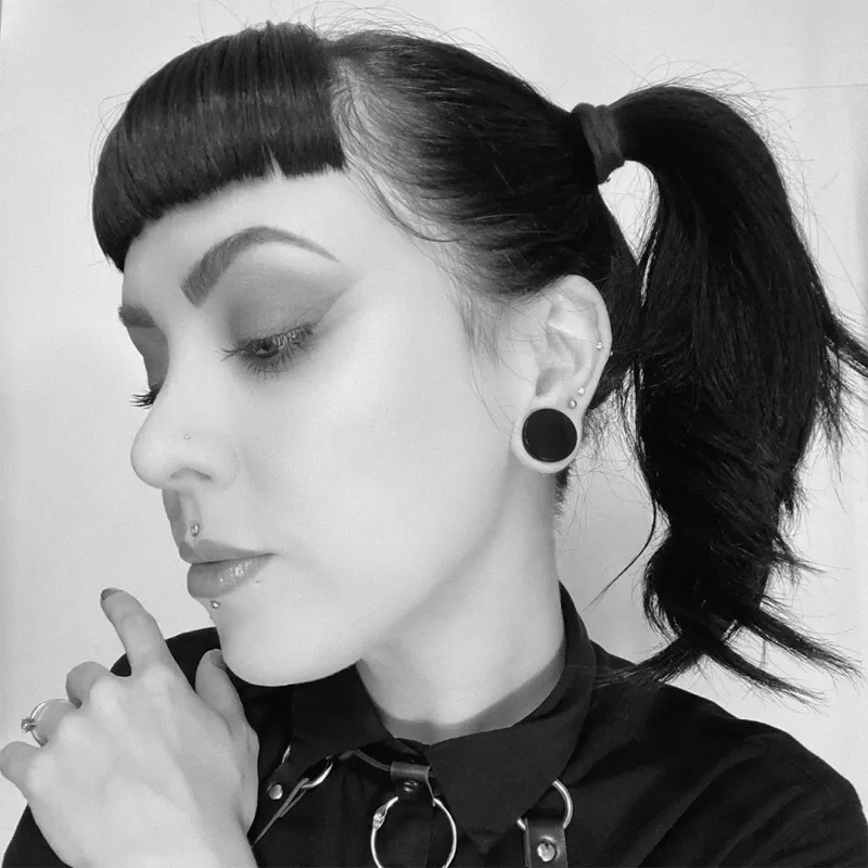 Plug Acrílico Preto Fechado com Design Reto e Conforto