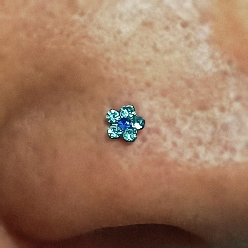 Piercing Nariz U Flor com cristais azuis delicados