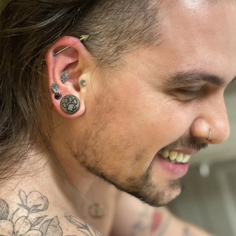 Piercing Barbell Lua com design delicado em aço cirúrgico