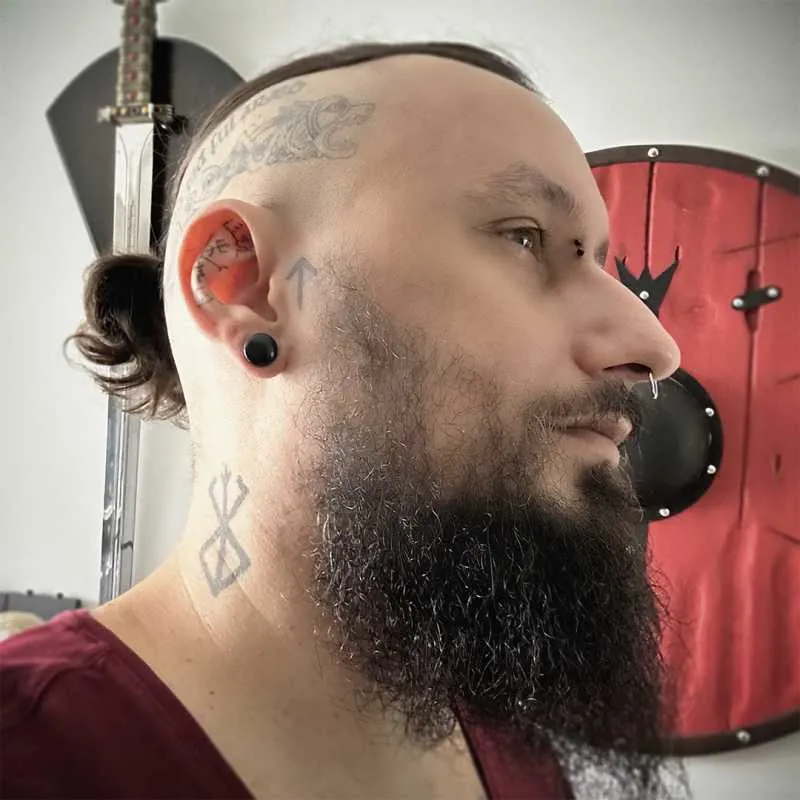 Plug Pedra Hematita com Acabamento Liso e Brilho Intenso