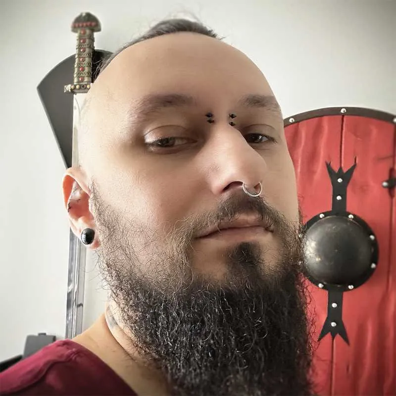 Piercing Barbell Preto Spike em Aço Cirúrgico Resistente