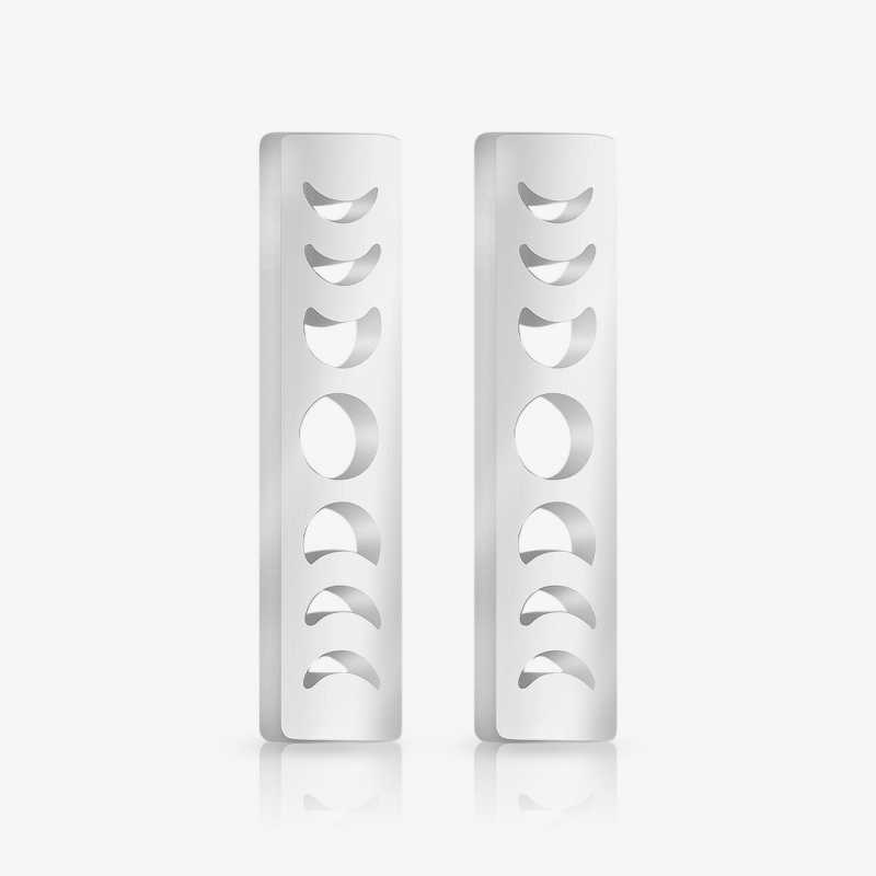 Brinco fases da lua em aço prateado com design místico e elegante