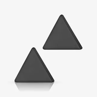 Brinco triângulo preto par com design geométrico moderno em acabamento escuro