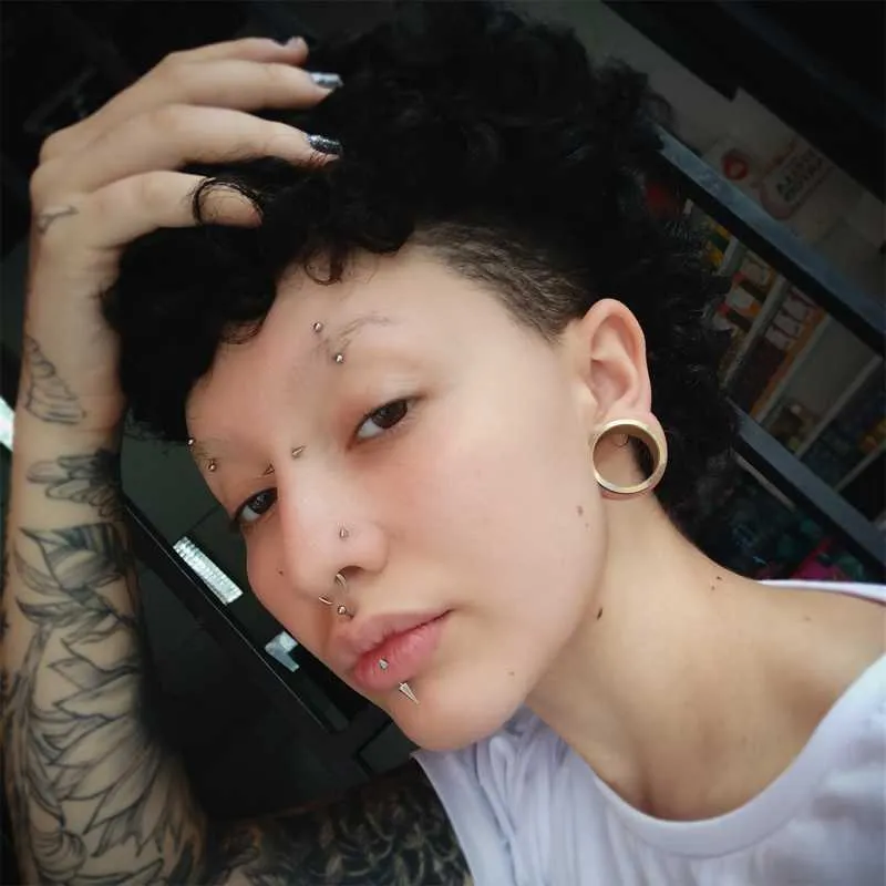 Piercing Curvo Bolinha em Aço Cirúrgico Prateado Seguro