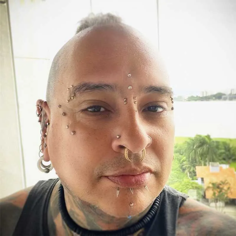 Labret Monroe Preto Bolinha em Aço | Piercing com Estilo