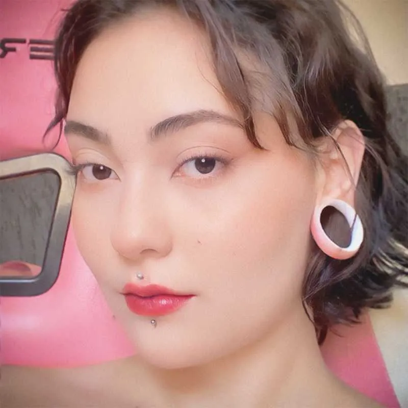 Piercing Labret Monroe Spike com acabamento em aço cirúrgico