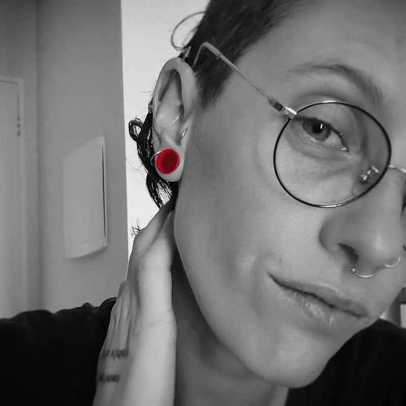 Plug Acrílico Vermelho Translúcido Fechado e Reto – ALARGS