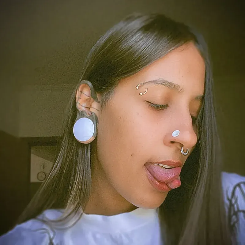 Alargador de Acrílico Branco flangeado com design vazado