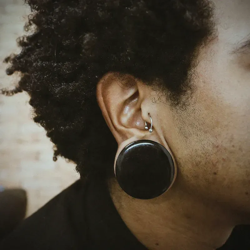 Piercing ferradura prateado com bolinha de aço | ALARGS