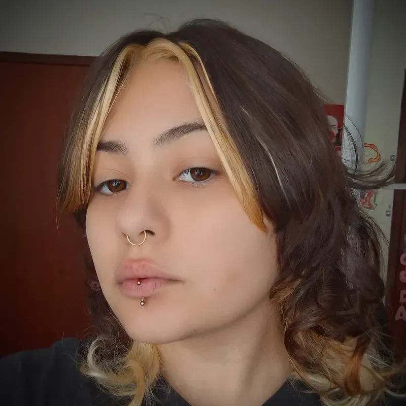 Piercing Curvo Bolinha dourado em aço cirúrgico de qualidade