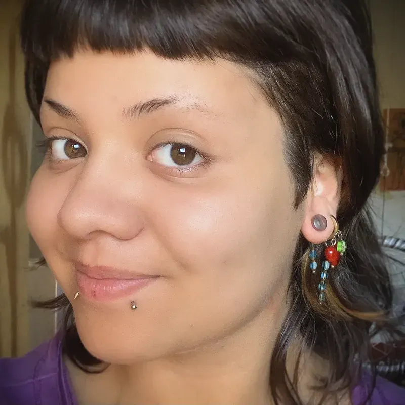 Piercing Labret Monroe Bolinha Aço com acabamento prateado