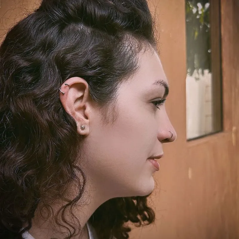 Piercing Espiral Prateado Bolinha em Aço Cirúrgico – ALARGS