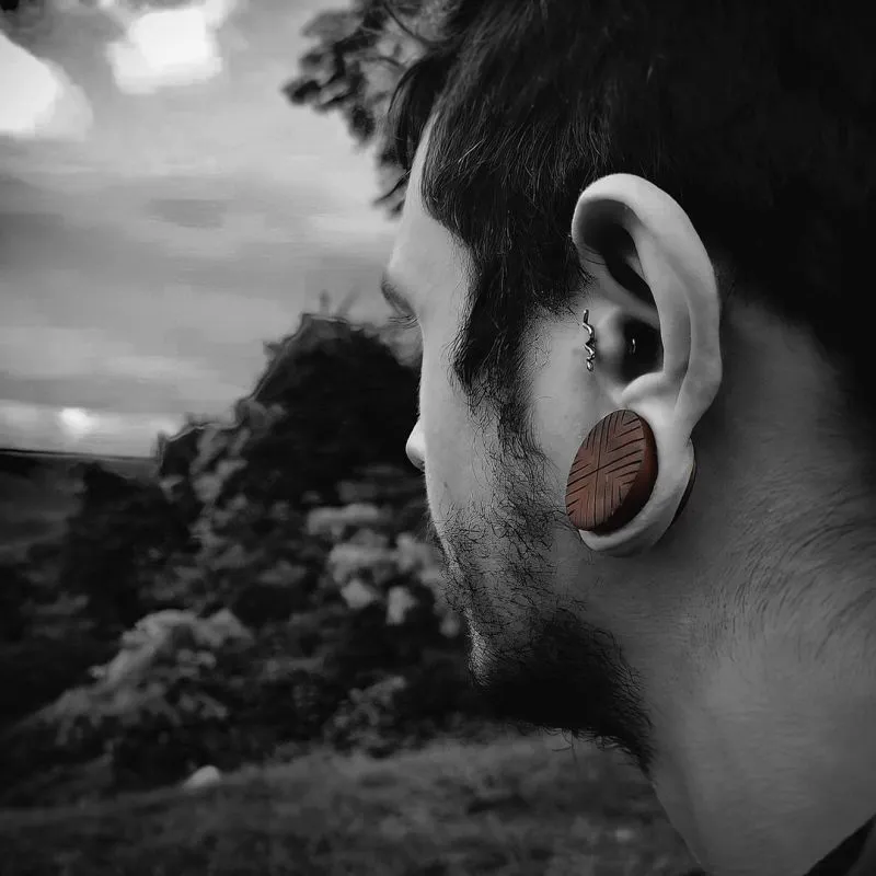 Plug Artesanal Madeira Imbuia X - Estilo Único | ALARGS