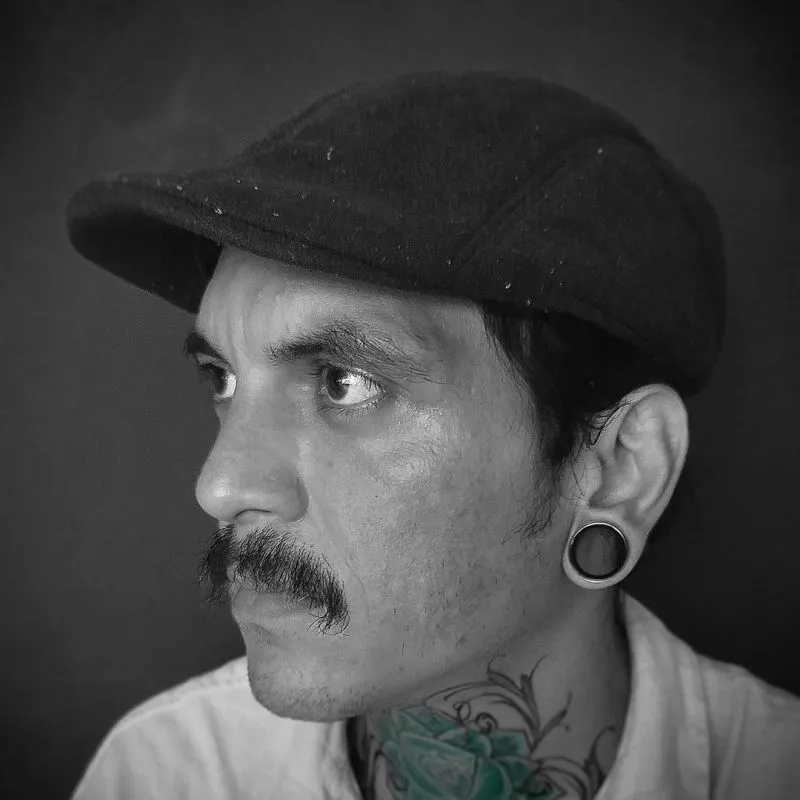 Alargador de Acrílico Preto Flangeado com Design Vazado