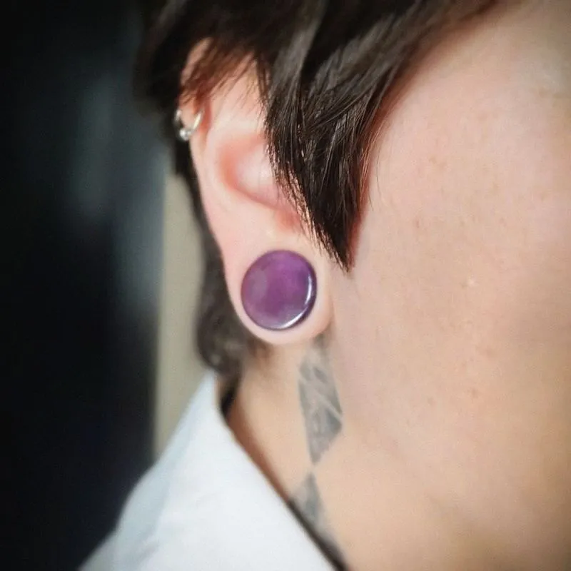 Plug de Pedra Ametista com formato gota e acabamento natural